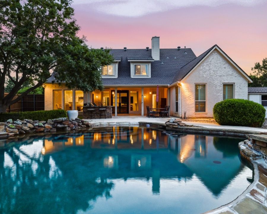 Twilight pool and patio, Colleyville